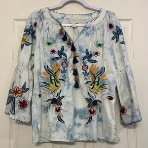 Chico’s Blue & White Floral & Bird Embroidered Sz 1 Blouse.             3151-B4